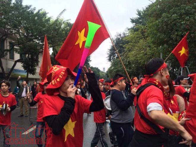 Cổ động viên 'náo động' tại bờ hồ Hoàn Kiếm từ rất sớm để ủng hộ U23 Việt Nam ảnh 7